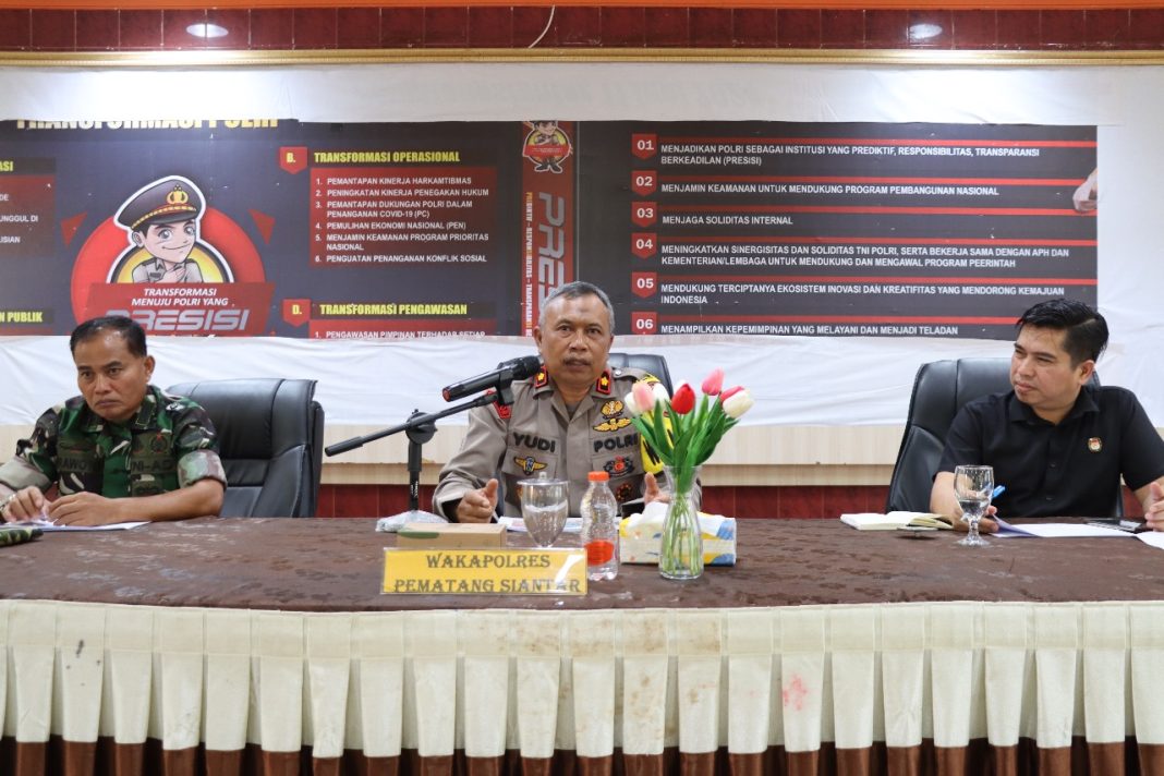 Wakapolres Pematangsiantar Kompol Ahmad Wahyudi melaksanakan rapat koordinasi kesiapan Sispamkota Ops Mantap Praja Toba 2024 bertempat di Aula Polres Pematangsiantar, Sabtu (31/8/2024). (Dok/Polres Pematangsiantar)