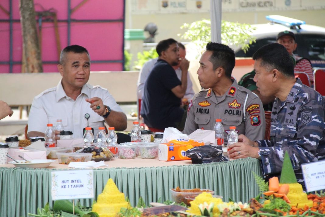 Asisten Pemerintahan dan Sosial Muhammad Sofyan berbincang saat menghadiri HUT ke-4 Batalyon Jalak Cakti Satpol PP Kota Medan di Lapangan Balai Desa, Kecamatan Medan Helvetia, Sabtu (31/8/2024). (Dok/Kominfo Medan)