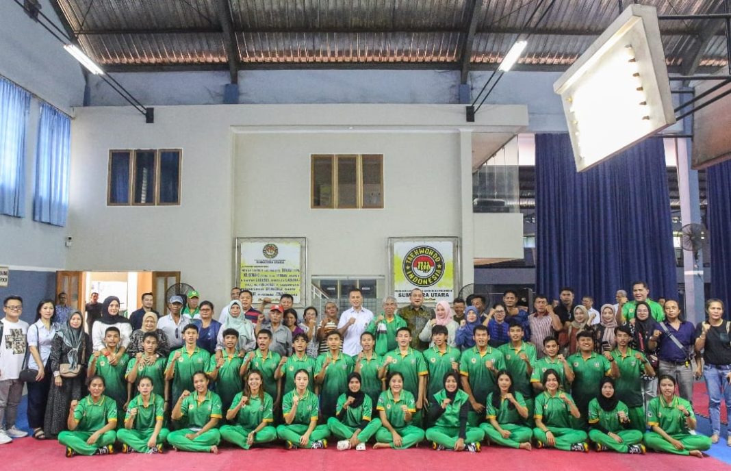 Ketua Pengurus Provinsi TI Sumut Musa Rajekshah, yang akrab disapa Ijeck, melepas 25 atlet taekwondo yang akan berkompetisi di PON XXI/2024 yang akan berlangsung di Aceh dan Sumut. Acara pelepasan ini digelar di GOR Cemara Asri, Deliserdang, Jumat (30/8/2024).