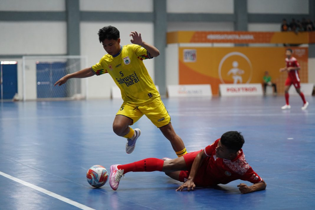 Atlet futsal Sulawesi Barat Reza Agung Ramadhan (kiri) berebut bola dengan pemain Sumut M Ayub Maulana dalam babak penyisihan futsal pria di ajang PON XXI Sumut-Aceh di GOR Futsal Dispora Sumut, Sabtu (31/8/2024). (Dok/PB PON)