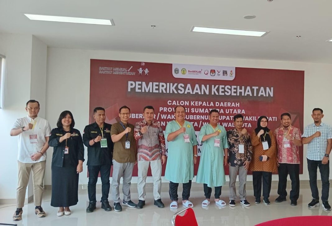 Kepala Bidang Pelayanan Medik dan Keperawatan RSU Haji Medan drg Fitrady Ulianda Siregar MKes foto bersama dengan bakal paslon dari Asahan dan lainnya di RSU Haji Medan, Sabtu (31/8/2024).