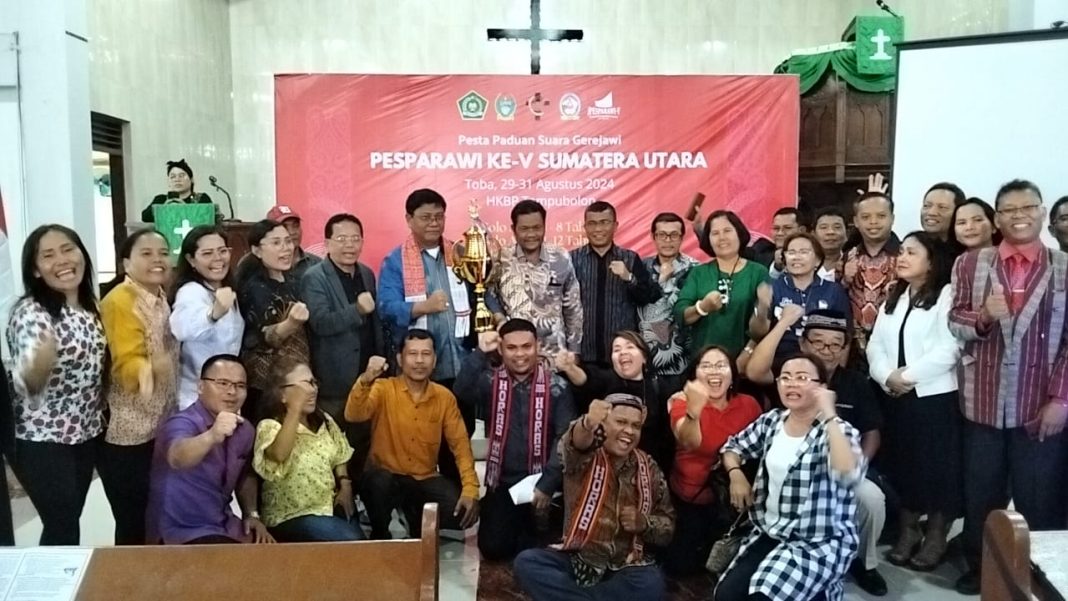 Sekda Toba Augus Sitorus, Ketua LPPD Sumut Arnold Napitupulu, Ketua LPPD Medan Anton Panggabean usai penyerahan piala bergilir sekaligus penutupan Pesparawi Ke-V Tingkat Provinsi Sumut yang berlangsung di Balige 29-31 Agustus 2024 yang dilaksanakan di Gereja HKBP Tampubolon Balige, Sabtu (31/8/2024).