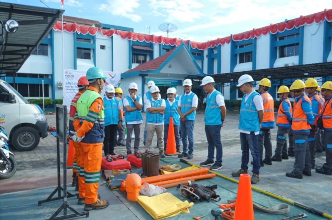 Manager PLN UP3 Pematangsiantar Hasudungan Siahaan (dua dari kanan) meninjau kesiapan peralatan Petugas Dalam Keadaan Bertegangan (PDKB) dalam menjaga pasokan listrik PON XXI Aceh-Sumut, Jumat (30/8/2024).