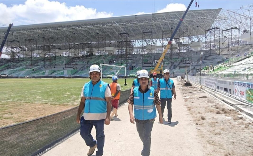 Manager PLN UP3 Lubuk Pakam, Hiro Pingkir Pardede, bersama Assistant Manager Perencanaan, Binsem Situmorang, saat meninjau stadion yang akan digunakan untuk penutupan di Sport Center PON XXI Aceh-Sumut, Sabtu (31/8).