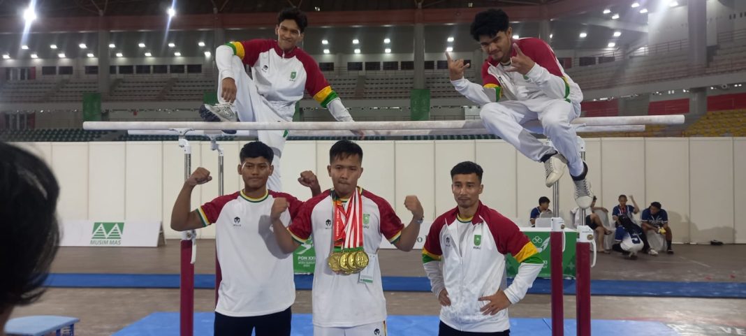 Atlet senam artistik Riau, Abiyu Raffi (tengah) foto bersama rekannya usai pengalungan medali PON XXI Aceh-Sumut 2024 di GOR Serbaguna Dispora Sumut, Sabtu (31/8/2024). (Dok/Istimewa)