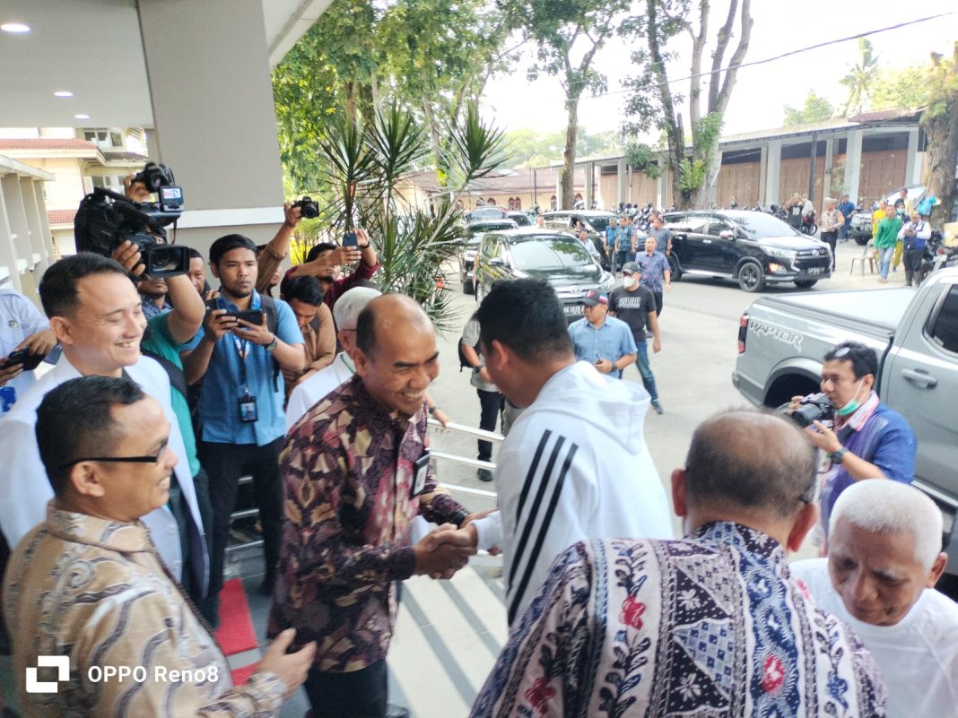 Bakal Paslon Gubernur dan Wakil Gubernur Sumut Bobby Nasution dan Surya bersalaman dengan Direktur Utama RS Adam Malik dr Zainal Safri SpPD-KKV SpJP (K) saat tiba di Gedung Paviliun RS Adam Malik untuk menjalani pemeriksaan kesehatan, Senin (2/9/2024).