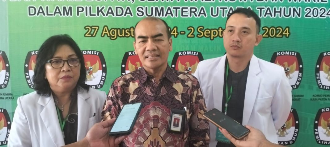 Direktur Utama (Dirut) RS Adam Malik dr Zainal Safri SpPD-KKV SpJP (K) didampingi Ketua Tim Pelaksana Pemeriksaan Kesehatan dr Andriandi MKed (Surg) SpOT dan Wakil Ketua Tim Pelaksana Pemeriksaan Kesehatan drg Helena Surbakti MKes, saat konfrensi pers di Gedung Paviliun RS Adam Malik, Senin (2/9/2024).