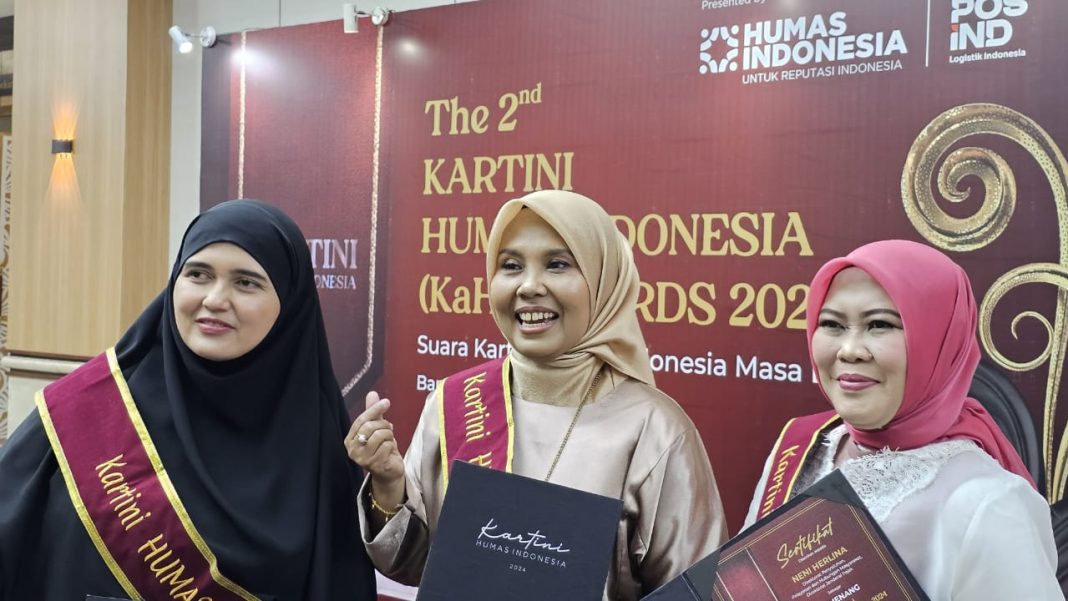 Tiga perempuan hebat dari Kemendikbudristek RI berhasil meraih penghargaan bergengsi pada ajang The 2nd Kartini Humas Indonesia (KaHI) Awards 2024 yang digelar oleh Humas Indonesia (PR Indonesia Group) di Graha Pos Indonesia, Kota Bandung, Jumat (30/8/2024). (Dok/Kemendikbudristek)