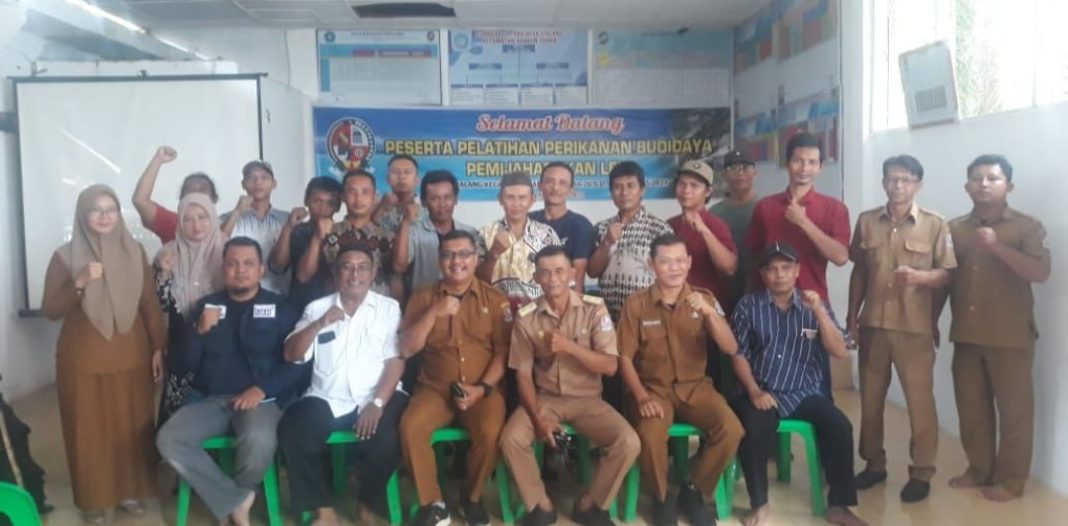 PLN UID Sumut adakan Program Desa Berdaya libatkan masyarakat untuk mendorong kemandirian ekonomi dan pesertanya foto bersama. (Dok/PLN)