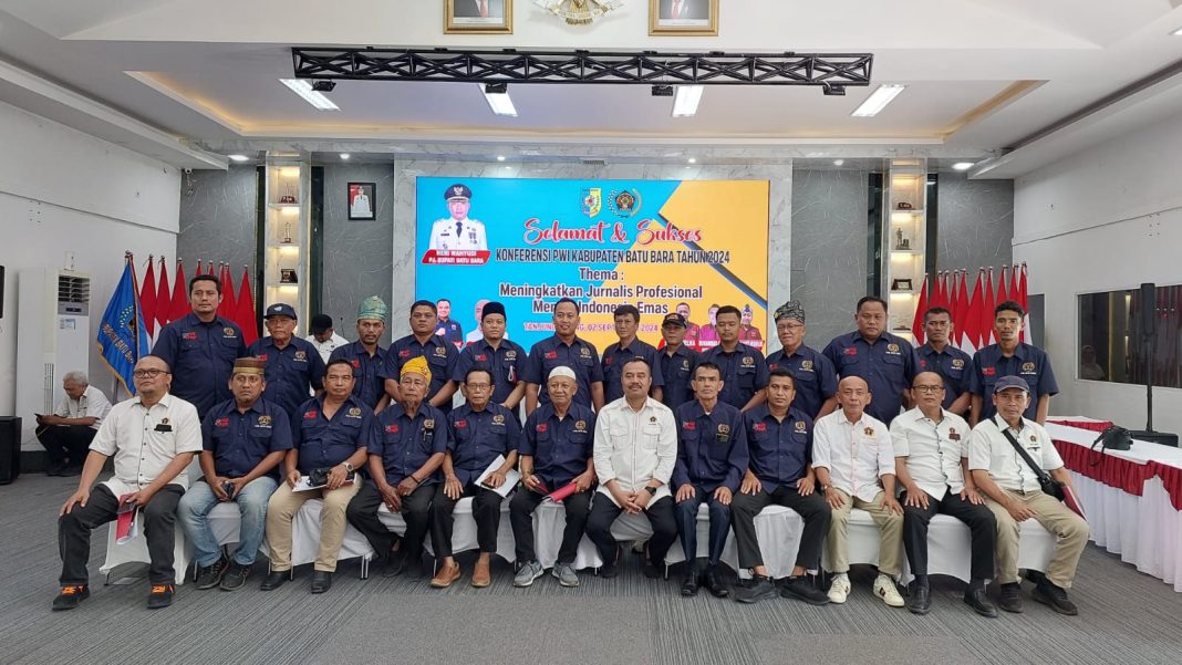 Peserta yang menghadiri Konferensi Luar Biasa (KLB) PWI Kabupaten Batubara tahun 2024 foto bersama di Tanjung Gading, Kabupaten Batubara, Senin (2/9/2024). (Foto dok/PWI).