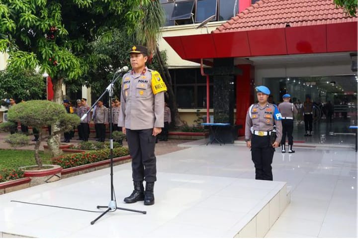 Wakapolda Sumut Brigjen Pol Rony Samtana SIK MTCP memimpin apel di Lapangan KS Tubun Mapolda Sumut, Senin (2/9/2024). (Dok/Polda Sumut)