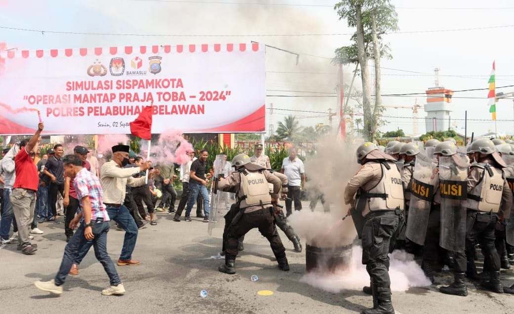 Polres Pelabuhan Belawan menggelar Simulasi Sispamkota Operasi Mantap Praja 2024, Senin (2/9/2024). (Dok/Polres Belawan)