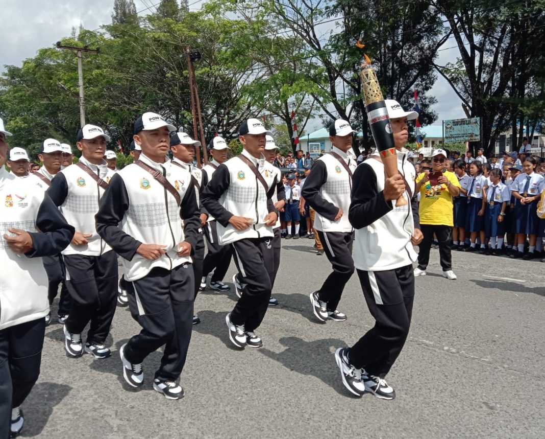 Para atlet pembawa obor api PON disambut antusias oleh ASN, TNI, Polri, masyarakat dan siswa-siswi di depan SMP Negeri 1 Pamatangraya, Kabupaten Simalungun, Senin (2/9/2024).