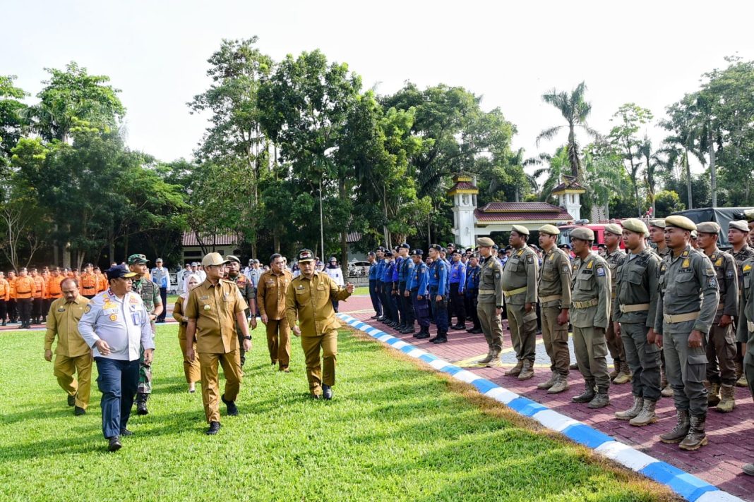 Pj Bupati Deliserdang Wiriya Alrahman didampingi Pj Sekda Deliserdang Citra E Capah dan Pimpinan OPD lainnya mencek barisan apel di Lubukpakam, Senin (2/9/2024). (Dok/Kominfo Deliserdang)