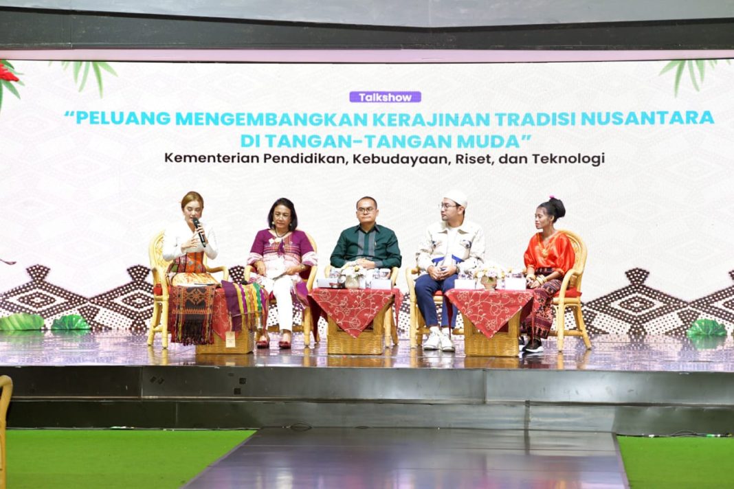 Kemendikbudristek RI menggelar diskusi bertajuk “Peluang Mengembangkan Kerajinan Tradisi Nusantara di Tangan-tangan Muda” sebagai bagian dari Pameran Kriyanusa 2024 di JCC, Senayan, Jakarta, Sabtu (31/8/2024). (Dok/Kemendikbudristek)