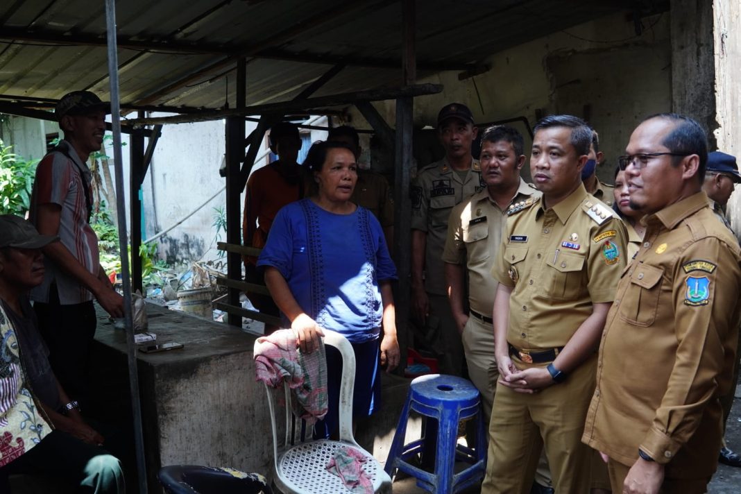 Pj Wali Kota Tebingtinggi Dr Moettaqien Hasrimi nampak sedang berbincang-bincang dengan pedagang saat berkunjung ke pasar sinangin, Senin (2/9/2024). (Dok/Kominfo Tebingtinggi)