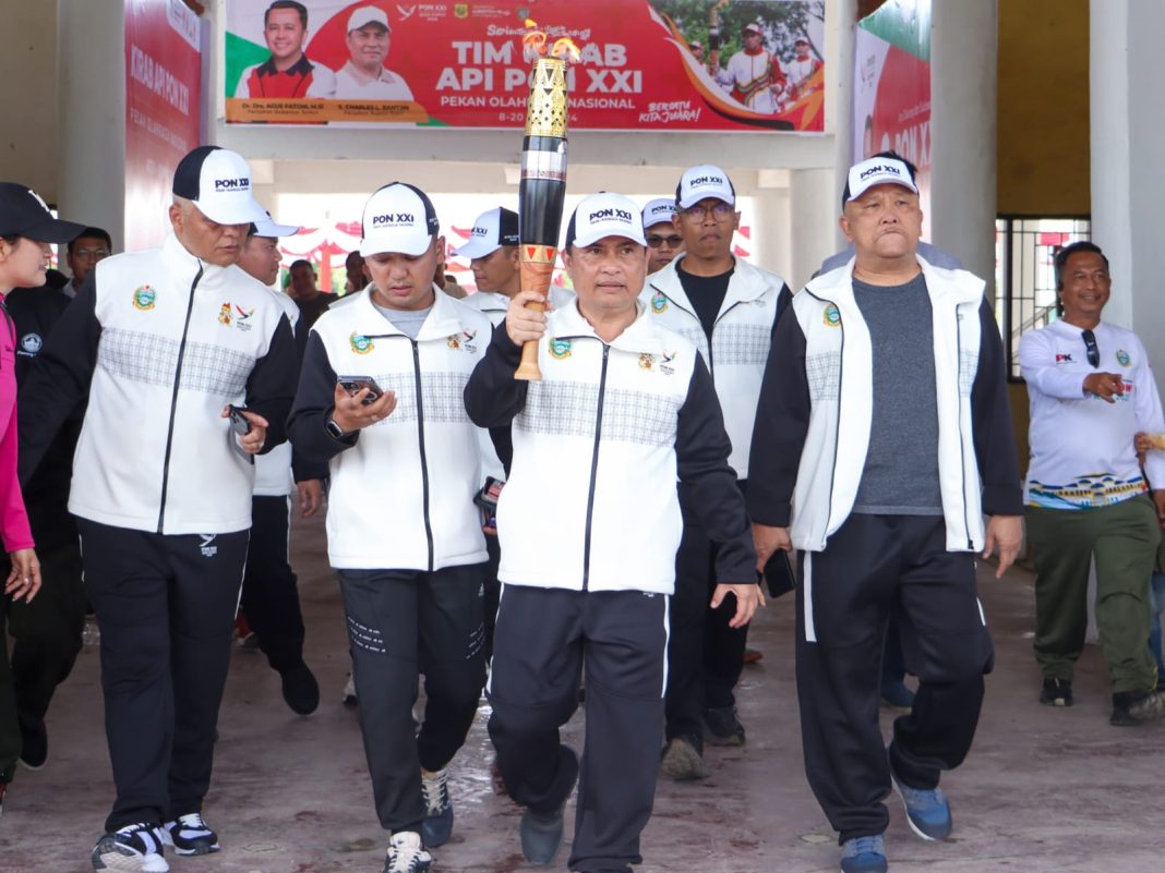 Pj Bupati Dairi Surung Charles Lamhot Bantjin bersama unsur Forkopimda serta seluruh masyarakat Dairi menyambut dengan meriah rombongan Kirab Api PON XXI Aceh-Sumut di Stadiun Utama Sidikalang, Minggu (1/9/2024). (Dok/Kominfo Sumut)