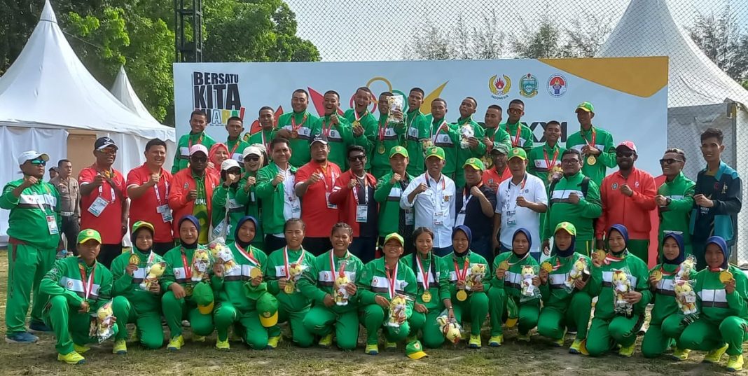 Tim Cricket Putra dan Putri Sumut foto bersama dengan Ketua KONI Sumut Jhon Ismadi Lubis usai menerima medali emas pada PON XXI Tahun 2024, di Lubukpakam, Selasa (3/9/2024).