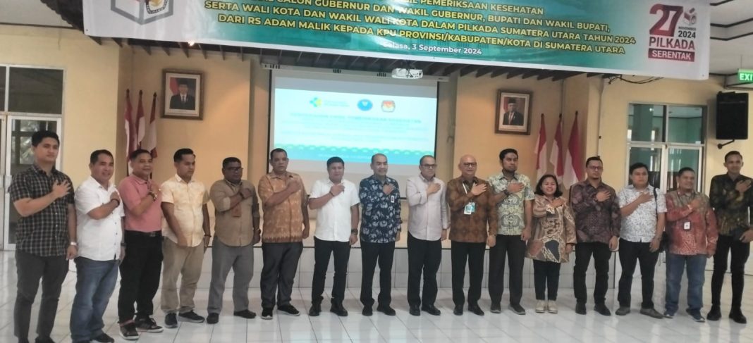 Direktur Utama RS Adam Malik dr Zainal Safri SpPD-KKV SpJP (K) didampingi Ketua Tim Medis Pemeriksaan Kesehatan Bakal Paslon Kepala Daerah dr Otman Siregar SpOT (K), Ketua KPU Sumut Agus Arifin foto bersama dengan 22 KPU kabupaten/kota di Sumut usai menyerahkan hasil pemeriksaan kesehatan Bakal Paslon Gubernur dan Wakil Gubernur Sumut di Aula Administrasi RS Adam Malik, Selasa (3/9/2024).