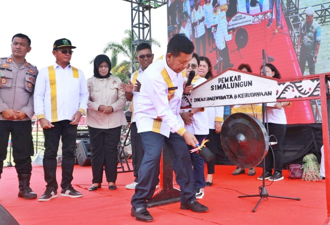 Bupati Simalungun Radiapoh Hasiholan Sinaga memukul gong pertanda dibukanya Pasar Tani dan Bazar Pangan Panen Petani, di Lapangan Bola kaki Rambungmerah, Selasa (3/9/2024).