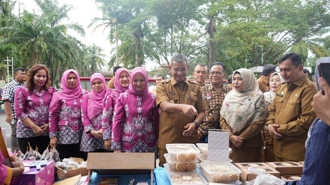 Pj Bupati Deliserdang Wiriya Alrahman didampingi Pj Sekda Deliserdang Citra E Capah dan Ketua Panitia Peringatan Hari Koperasi ke-77 Deliserdang, Zulkifli Utama SE tinjau stand di Lubukpakam, Selasa (3/9/2024). (Dok/Kominfo Deliserdang)