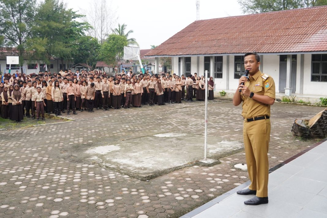 Pj Wali Kota Tebingtinggi Dr Moettaqien Hasrimi saat memimpin apel di SMA Negeri 3 Tebingtinggi, Selasa (3/9/2024) (Dok/Kominfo Tebingtinggi)