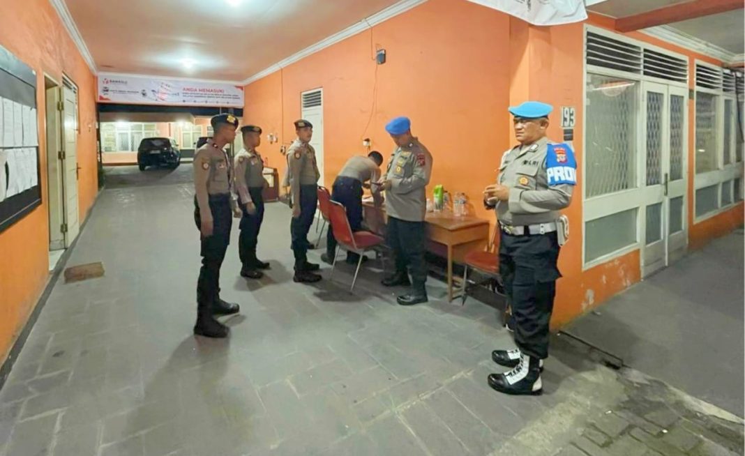 Satgas Preventif OMP Toba melakukan pengamanan di kantor KPU dan Bawaslu Provinsi Sumut, Rabu (4/9/2024). (Dok/Polda Sumut)