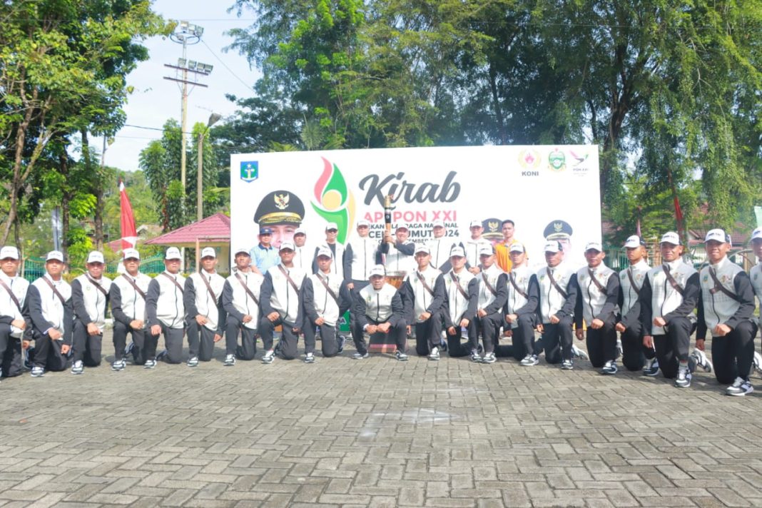 Wali Kota Sibolga Jamaluddin Pohan, peserta dan rombongan Api PON XXI Aceh-Sumut foto bersama pada acara penyambutan, Rabu (4/9/2024). (Dok/Humas Polres Sibolga)