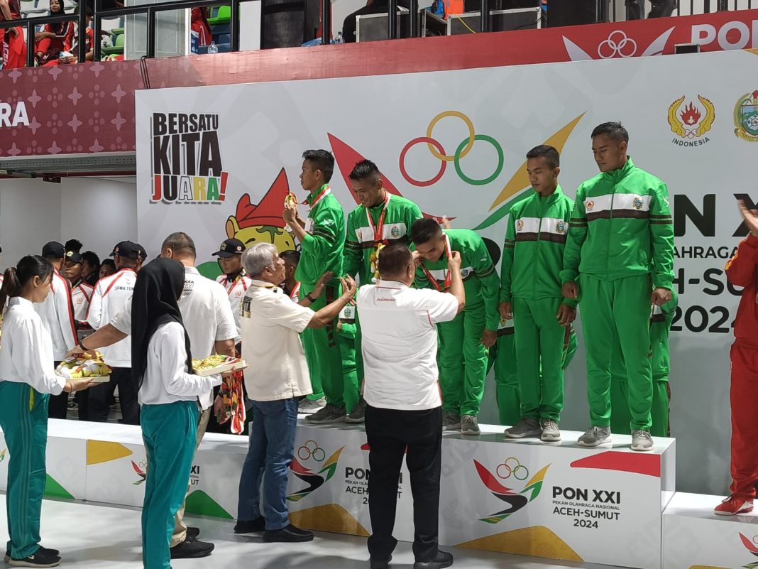 Tim Barongsai Sumut berada di podium tertinggi usai meraih medali emas nomor naga kecepatan pada PON XXI Aceh-Sumut 2024, di Gedung Martial Art Desa Sena, Kabupaten Deliserdang, Rabu (4/9/2024). (Dok/FOBI)