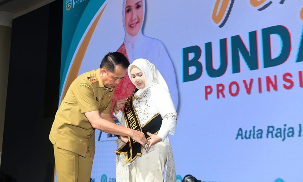 Pj Gubernur Sumut Agus Fatoni mengukuhkan Tyas Fatoni sebagai Bunda Literasi Sumut di Aula Raja Inal Siregar, Kantor Gubernur Sumut, Jalan Diponegoro, Medan, Selasa (3/9/2024). (Dok/Kominfo Sumut)