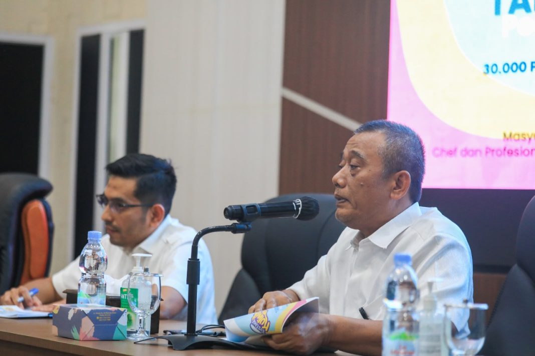 Dalam rapat persiapan Festival Kuliner Medan 2024, Asisten Ekbang Agus Suriyono memberi penjelasan di Ruang Rapat III Kantor Wali Kota Medan, Rabu (4/9/2024). (Dok/Kominfo Medan)