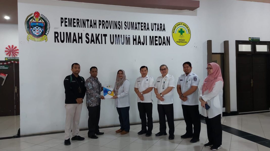 Direktur RSU Haji Medan dr Rehulina Ginting MKes didampingi direksi RS Haji Medan lainnya menyerahkan hasil pemeriksaan kesehatan bakal pasangan calon kepala daerah kepada 8 KPU kabupaten/kota di Sumut, Rabu (4/9/2024).