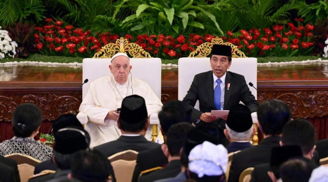 Presiden Jokowi memberikan sambutan pada pertemuan kunjungan Paus Fransiskus yang turut dihadiri sejumlah Menteri Kabinet Indonesia Maju, perwakilan pemerintah, masyarakat sipil, serta perwakilan diplomatik, di Istana Negara, Jakarta, Rabu (4/9/2024) pagi. (Dok/Tangkapan YouTube BPMI)