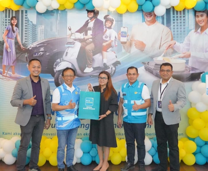 Manager PAE Yasmir Lukman, Direktur Distribusi PT PLN (Persero), Adi Priyanto, pelanggan PLN, Sophia Patricia, General Manager PLN UID Sumut Saleh Siswanto dan Senior Manager Niaga dan Management Pelanggan, Donny Adriansyah foto bersama di HPN 2024, Rabu (4/9/2024). (Dok/PLN)