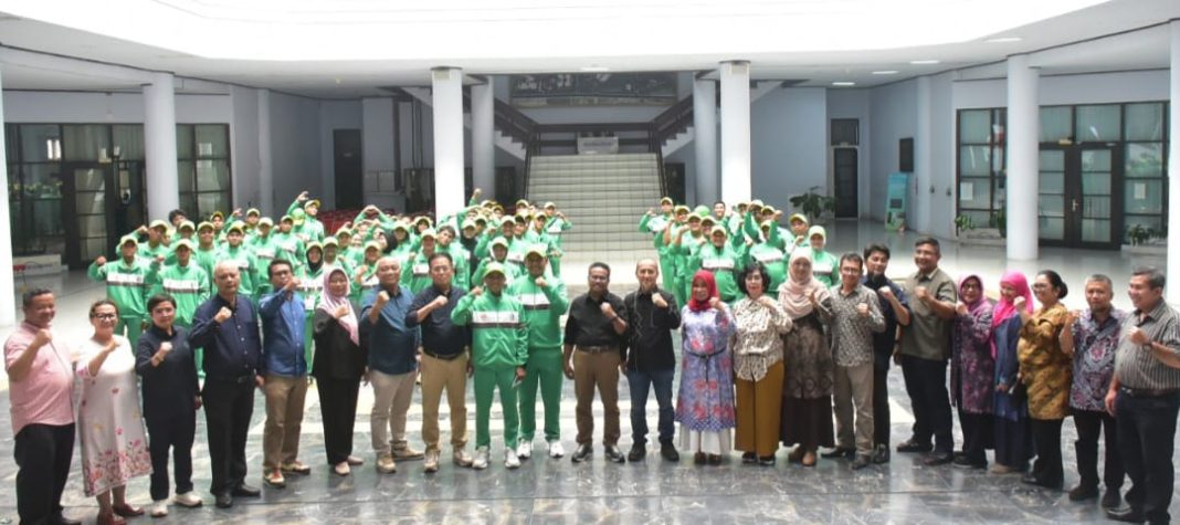 Rektor Unimed foto bersama pada acara memberangkatkan 158 atlit & 27 pelatih dari Civitas untuk perkuat kontingen Sumut pada PON XXI 2024, Kamis (5/9/2024). (Dok/Unimed)