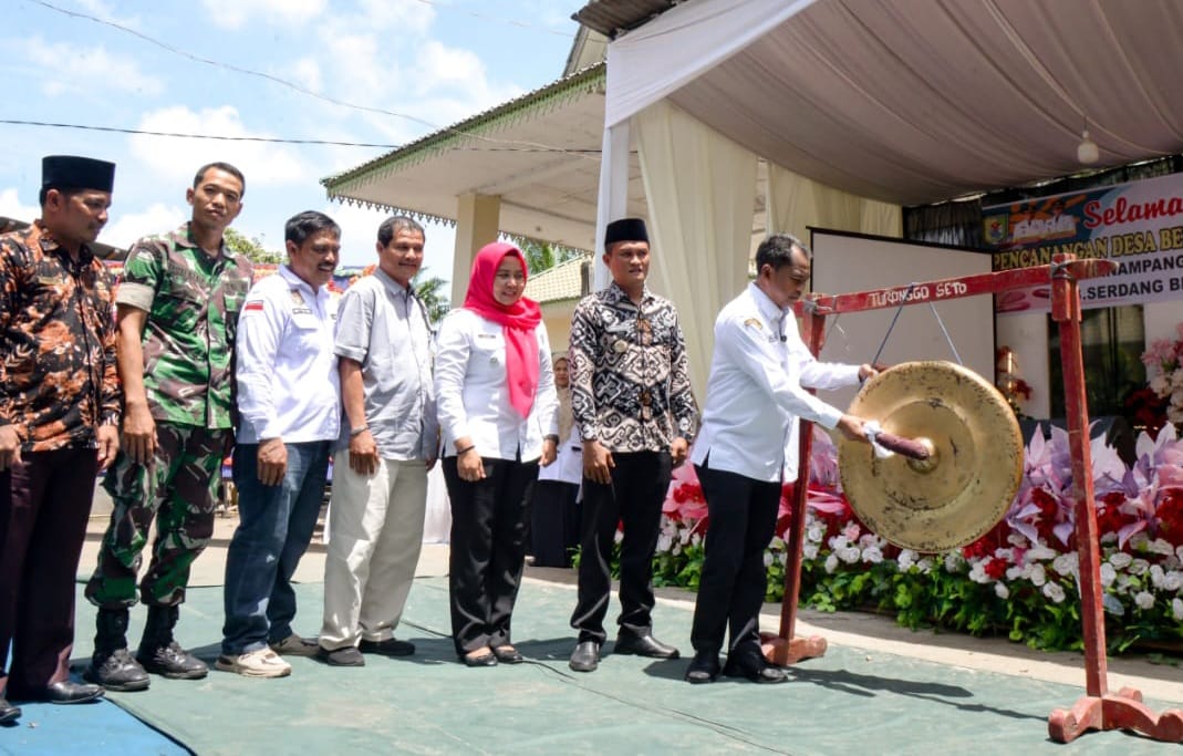 Bupati Sergai H Darma Wijaya memukul gong saat pencanangan Desa Bersinar di Desa Dolokmanampang, Kecamatan Dolokmasihul, Rabu (4/9/2024). (Dok/Kominfo Sergai)