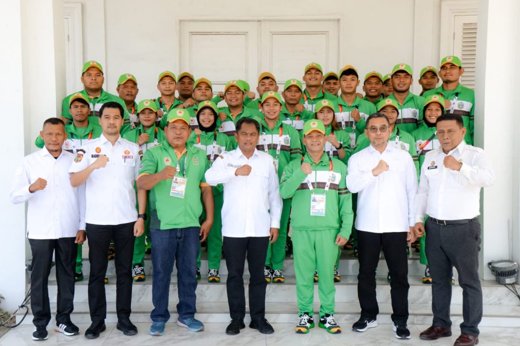 Ketua PGSI Sumut H Darma Wijaya (tengah depan) foto bersama kontingen gulat Sumut, saat melepas atlet bertanding menuju PON XXI, Rabu (4/9/2024). (Dok/PGSI Sumut)