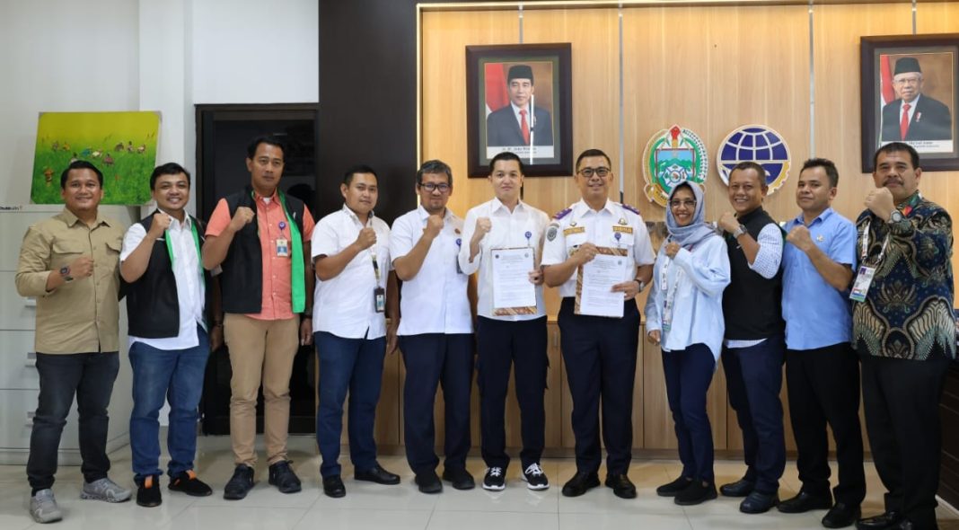 Agustinus Panjaitan, Iman Sukandar, Sekretaris Dishub Rochani Litiloly, Kabid Angkutan Jalan Yunus Pasodung, Kabid Darat Ramli Rambe dan lainnya diabadikan usai penandatangan serah terima armada di ruang kerja Kadishub Sumut, Jalan Imam Bonjol Medan, Kamis (5/9/2024). (Dok/Dishub Sumut)