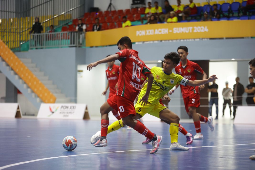 Pemain Futsal NTT, Elton Newton Nenotek (kiri) berusaha melewati hadangan pemain Sulawesi Barat pada laga PON XXI di GOR Futsal Dispora Sumut, Kamis (5/9/2024). NTT menang 10-4. (Dok/HO Futsal)