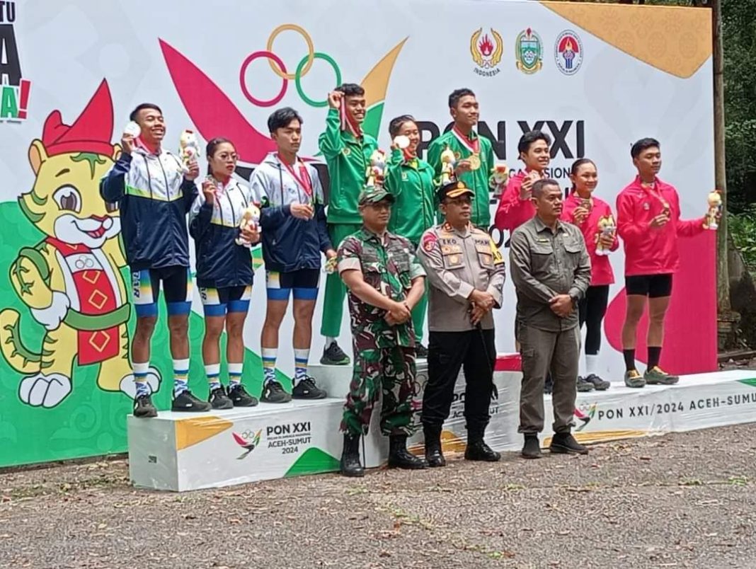 Kapolres Tanah Karo AKBP Eko Yulianto bersama Dandim 0205/TK Letkol Inf Ahmad Afriyani Rangkuti dan KUPT Tahura Kamal Nasution SHut foto bersama usai penyerahan medali pada cabor balap sepeda kategori XCR di Tahura Bukit Barisan Kabupaten Karo, Kamis (5/9/2024). (Dok/Polres Tanah Karo)