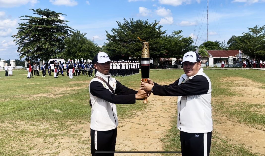 Wakil Bupati Labusel H Ahmad Fadli Tanjung menerima api obor PON XXI Aceh-Sumut di Lapangan SBBK Bukit Kotapinang, Kamis (5/9/2024).