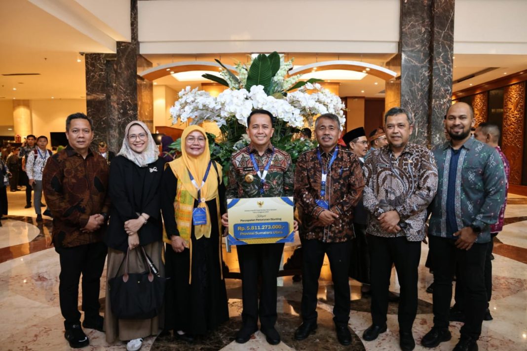 Pj Gubernur Sumut Agus Fatoni didampingi Plt Kepala Dinas Kesehatan Sumut Drs Basarin Yunus Tanjung MSi dan lainnya foto bersama usai Pemprov Sumut menjadi salah satu dari sembilan provinsi, 99 kabupaten, dan 22 kota yang memperoleh insentif fiskal dalam Rakornas Stunting Tahun 2024, di Hotel Grand Sahid Jaya, Jakarta, Rabu (4/9/2024). (Dok/B Tanjung)