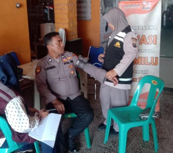 Sie Dokkes Polres Tanjungbalai memeriksa kesehatan pada personel Polres Tanjungbalai dan Petugas Bawaslu Tanjungbalai di Kantor Bawaslu Kota Tanjungbalai, Kamis (5/9/2024).