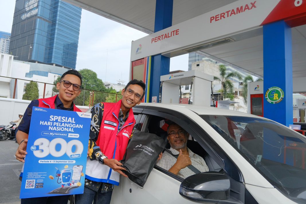 Pjs EGM Pertamina Patra Niaga Regional Sumbagut Anggoro Wibowo menyapa memberikan apresiasi pada pelanggan secara langsung di SPBU COCO 11.201.102, Merak Jingga Medan, Rabu (4/9/2024). (Dok/Pertamina)