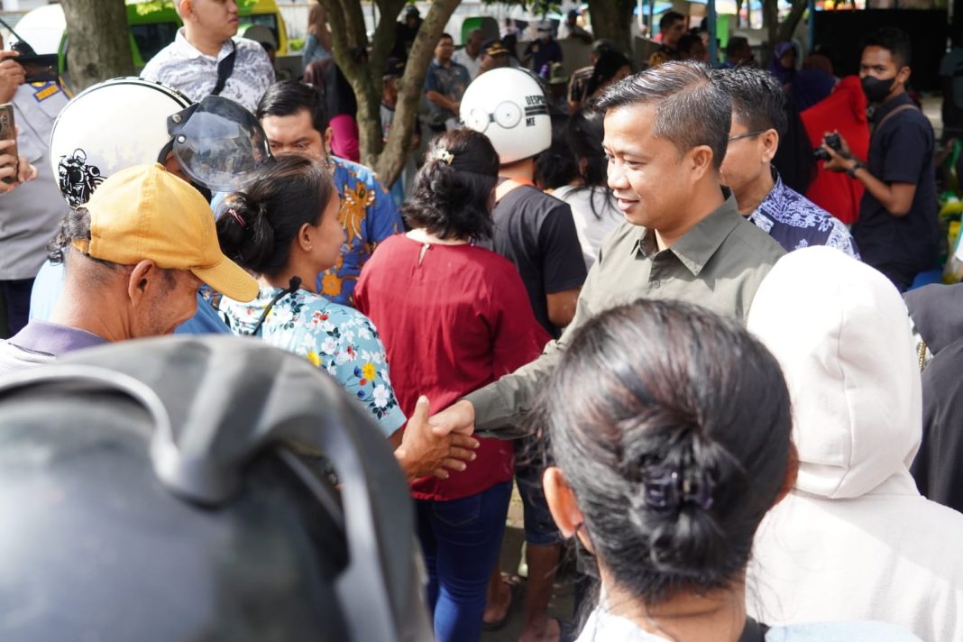 Pj Wali Kota Tebingtinggi Dr Moettaqien Hasrimi nampak menyapa warganya yang hadir di PPH di Lapangan Merdeka, Kamis (5/9/2024).