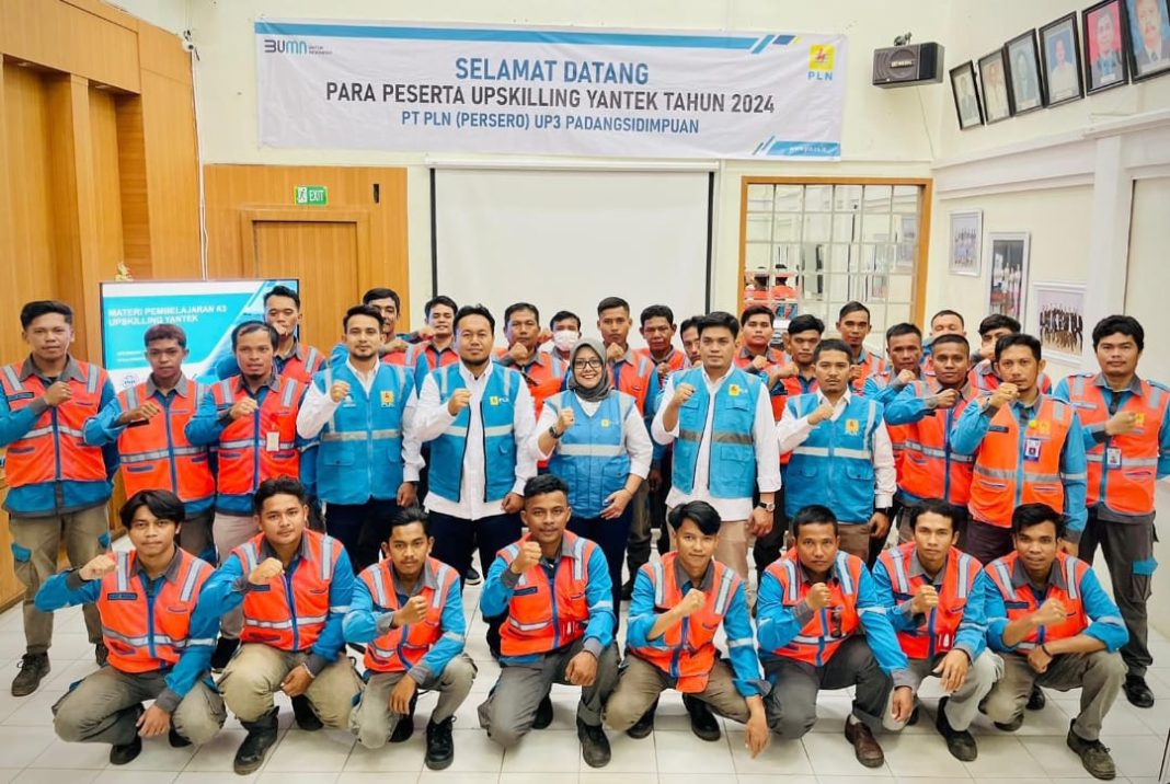 Management PLN UP3 Padangsidimpuan foto bersama petugas pelayanan teknik dalam kegiatan upskilling petugas pelayanan teknik guna meningkatkan kualitas pelayanan, Kamis (5/9/2024). (Dok/PLN)