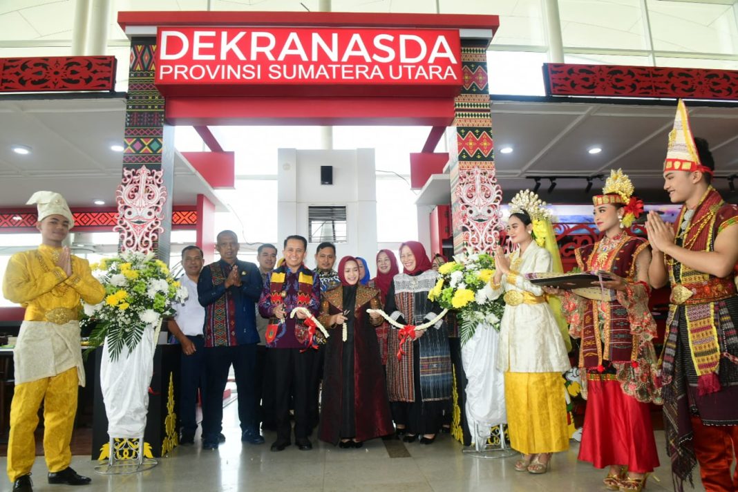 Pj Gubernur Sumut Agus Fatoni didampingi Pj Ketua Dekranasda Sumut Tyas Fatoni, Kadis Perindag & ESDM Mulyadi Simatupang, Kadis Koperasi dan UKM Naslindo Sirait meresmikan Galeri Kreasi Dekranasda Sumut yang berada di Bandara Kualanamu, Deliserdang, Kamis (5/9/2024). (Dok/Kominfo Sumut)