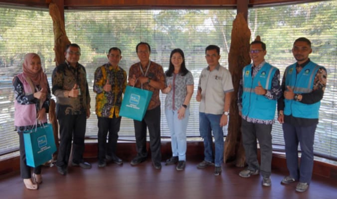 General Manager PLN UID Sumut Saleh Siswanto (tiga dari kiri) foto bersama beserta jajaran dengan Direktur Operasional PT Canang Indah, Tan Bi Tiong (empat dari kiri) beserta jajaran pada kunjungan memperingati Hari Pelanggan Nasional 2024, Jumat (6/9/2024). (Dok/PLN)