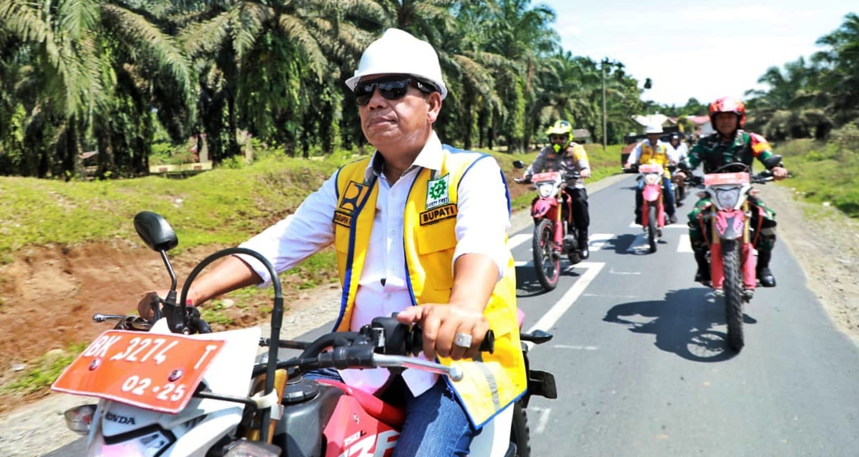 Bupati Simalungun Radiapoh Hasiholan Sinaga bersama Forkopimda mengendarai Trail meninjau ruas jalan penghubung Desa Siloudunia-Desa Siloupanribuan, Kecamatan Siloukahean, Jumat (6/9/2024). (Dok/Kominfo Simalungun)