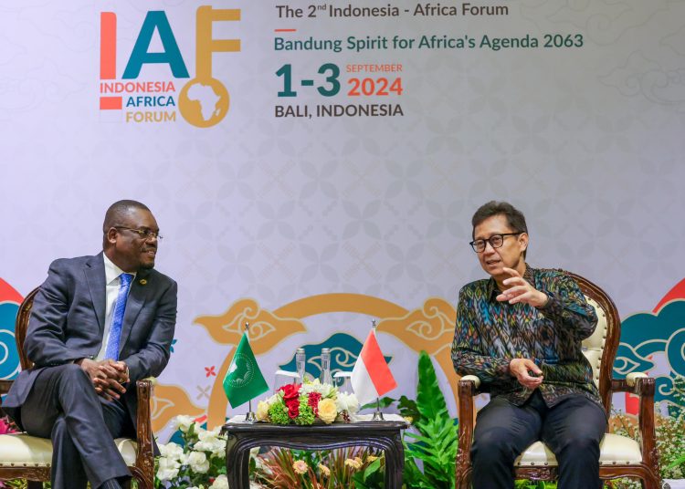 Dalam pertemuan bilateral yang berlangsung di sela-sela Forum IAF ke-2, Menteri Kesehatan Budi Gunadi Sadikin bertemu dengan Direktur Jenderal Pusat Pengendalian dan Pencegahan Penyakit Afrika (CDC Afrika), Dr Jean Kaseya, Selasa (3/9/2024). (Dok/Sehat Negeriku)